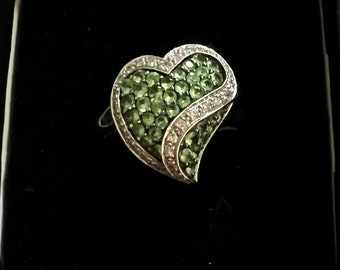 Ring i massivt 10 karat vitt guld med diamanter och tsavoritgranat, storlek 7