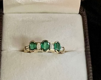 Vintage Solid 18K Yellow Gold Genuine Natural Oval Emerald & Diamond Baguette Ring Size 8
