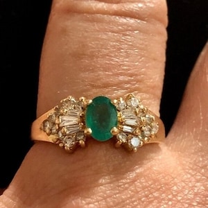 Vintage massief 14 kt geelgouden diamant en natuurlijke ovale smaragd ringmaat 6 1/4