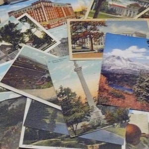 Puede incluir: Una colección de postales antiguas con diversas vistas panorámicas y monumentos. Las postales están apiladas y dispersas, mostrando imágenes de edificios, paisajes y monumentos. La paleta de colores incluye azules, verdes y marrones.