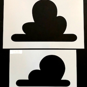 Puede incluir: Dos plantillas en blanco y negro con forma de nube. Las plantillas est&aacute;n sobre un fondo blanco.
