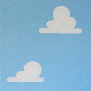 Puede incluir: Dos nubes de dibujos animados blancas sobre un fondo azul claro.