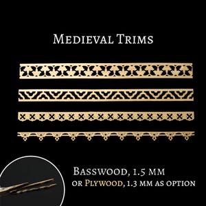 Peut inclure: Quatre bandes de garniture en bois clair avec des motifs découpés au laser, intitulées Medieval Trims. Le texte indique Basswood, 1,5 mm ou Plywood, 1,3 mm as option. Les bandes présentent des motifs géométriques et floraux répétitifs.