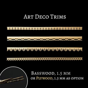 Op de afbeelding: Vier horizontale stroken van lichtgekleurde houten sierlijsten met geometrische patronen. De tekst luidt: ART DECO TRIMS. BASSWOOD, 1.5 MM OR PLYWOOD, 1.3 MM AS OPTION. De stroken zijn verticaal gerangschikt tegen een zwarte achtergrond.