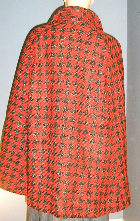 SALE, Vintage 60s wool houndstooth cape, red and … - image 3