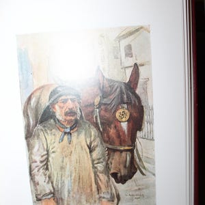 K&ouml;nnte beinhalten: Aquarellillustration aus einem Buch, das einen Mann und ein Pferd zeigt. Der Mann, der einen Hut und einen Mantel tr&auml;gt, steht neben dem Pferd. Das Pferd hat einen Zaum mit einem dekorativen Element. Das Bild tr&auml;gt den Titel "Two Good Partners".