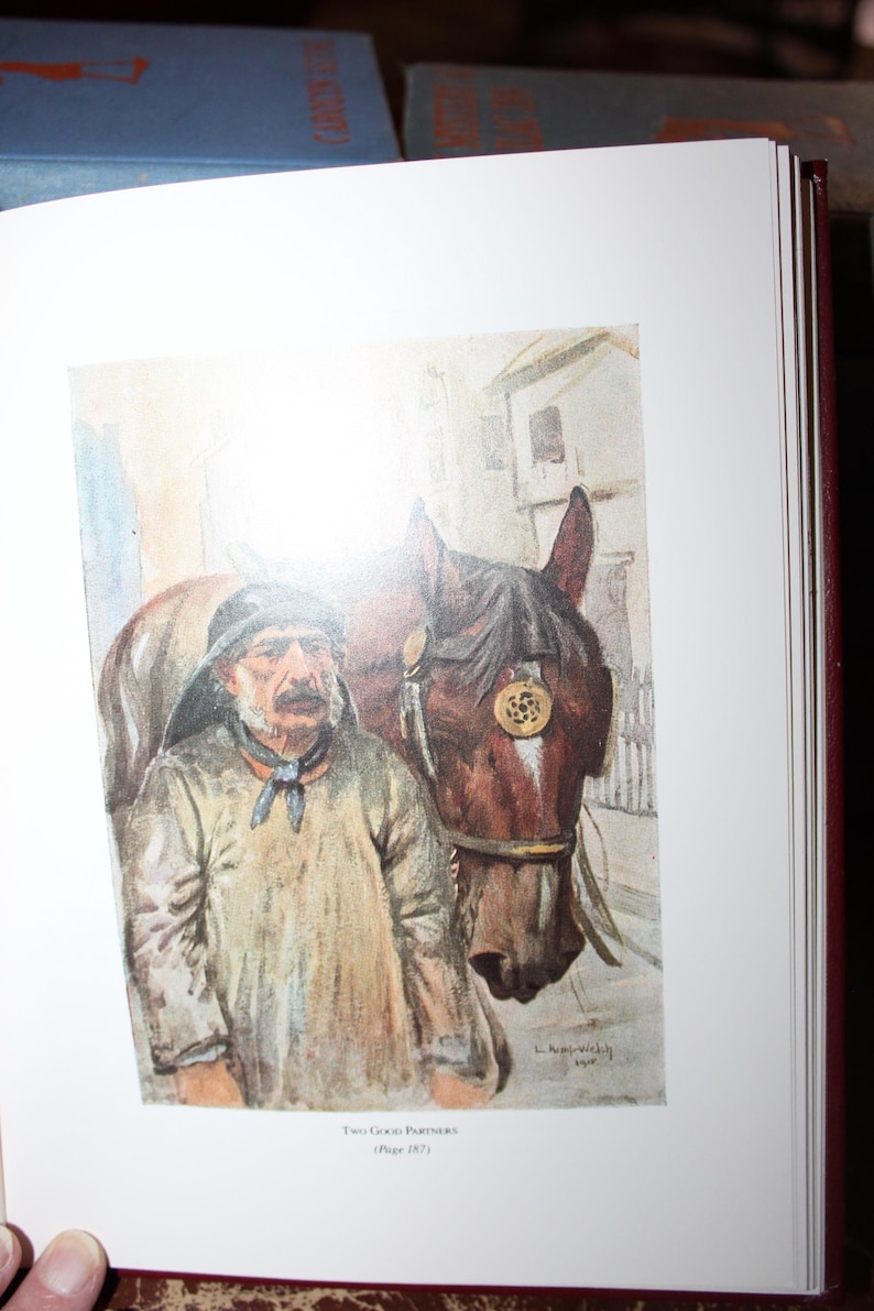 K&ouml;nnte beinhalten: Aquarellillustration aus einem Buch, das einen Mann und ein Pferd zeigt. Der Mann, der einen Hut und einen Mantel tr&auml;gt, steht neben dem Pferd. Das Pferd hat einen Zaum mit einem dekorativen Element. Das Bild tr&auml;gt den Titel "Two Good Partners".