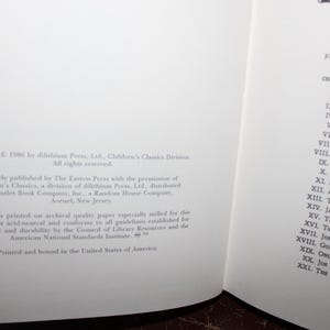 K&ouml;nnte beinhalten: Offene Buchseiten mit Text. Die linke Seite enth&auml;lt Copyright-Informationen, einschlie&szlig;lich des Verlags und der Druckdetails. Die rechte Seite zeigt ein Inhaltsverzeichnis mit Kapiteltiteln. Das Buch ist auf Archivpapier gedruckt.