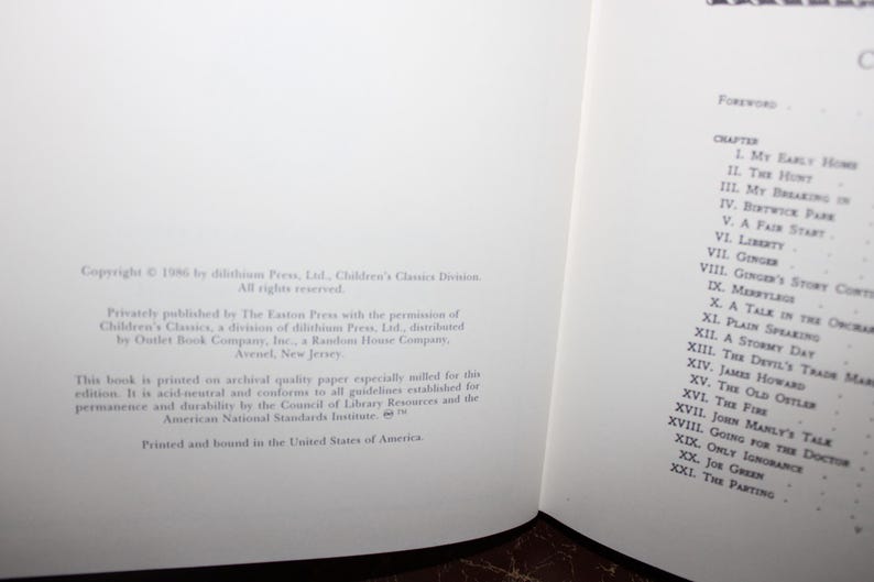 K&ouml;nnte beinhalten: Offene Buchseiten mit Text. Die linke Seite enth&auml;lt Copyright-Informationen, einschlie&szlig;lich des Verlags und der Druckdetails. Die rechte Seite zeigt ein Inhaltsverzeichnis mit Kapiteltiteln. Das Buch ist auf Archivpapier gedruckt.