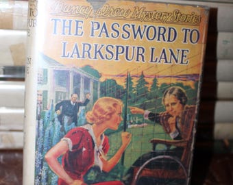 Livre vintage Nancy Drew des années 40, époque Seconde Guerre mondiale : Mot de passe pour Larkspur Lane, couverture bleue, longue-vue orange, jaquette sous film plastique, édition de guerre