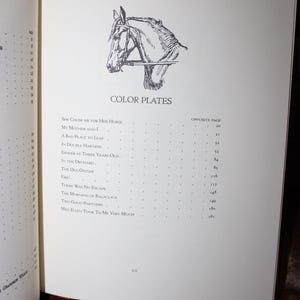 K&ouml;nnte beinhalten: Ge&ouml;ffnete Buchseite mit einer detaillierten Federzeichnung eines Pferdekopfes. Der Titel "COLOR PLATES" steht &uuml;ber einer Liste von Kapiteltiteln und Seitenzahlen.