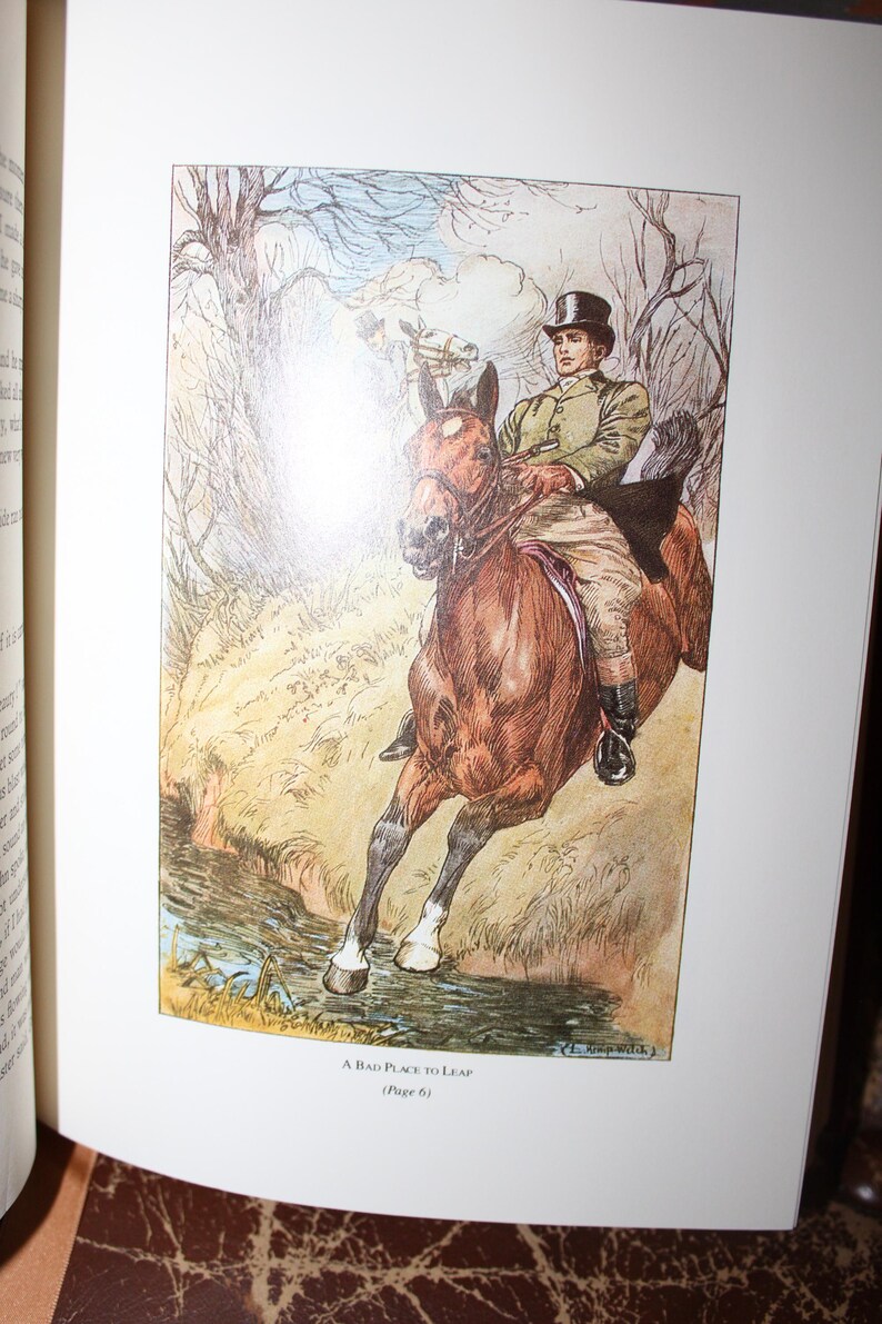 K&ouml;nnte beinhalten: Eine Buchillustration zeigt einen Mann in gr&uuml;ner Jacke und Zylinder auf einem braunen Pferd. Das Pferd springt &uuml;ber einen Bach. Das Kunstwerk ist im Vintage-Stil gehalten, mit ged&auml;mpften Farben und einer detaillierten Landschaft.