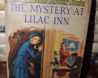 Une histoire de Nancy Drew vintage, datant de la Seconde Guerre mondiale, se déroulant à l'auberge Lilac Inn. Nancy Drew des années 40, DJ, planches bleues, longue-vue orange.