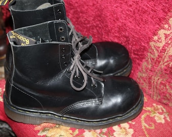 Vintage 90s Dr. Martens Doc 1460 8 Eye Boots Black Leather  display picture 3