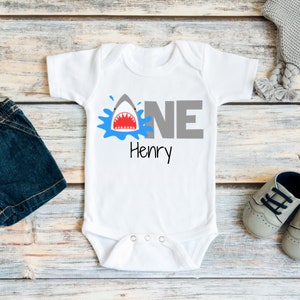 Camisa o body de primer cumpleaños del niño tiburón, Niños feroces una fiesta de cumpleaños, 1er cumpleaños personalizado del tiburón niño, Fiesta temática del tiburón