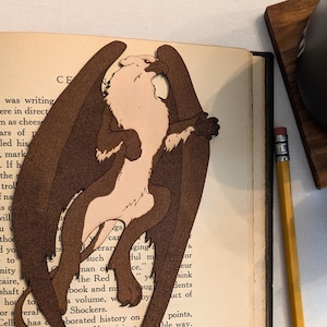 Marcapáginas de cuero con forma de grifo: Guardián de libros de fantasía grabado