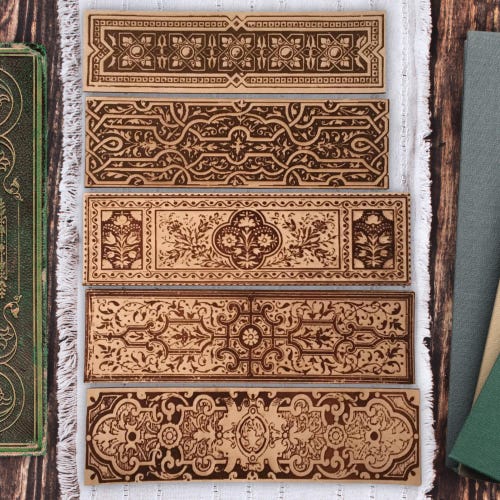 Marque-page historique en cuir : motifs géométriques et floraux