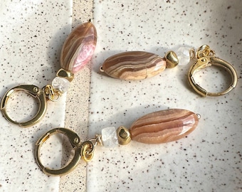Accesorio para tejer a crochet con rodocrosita y piedra lunar
