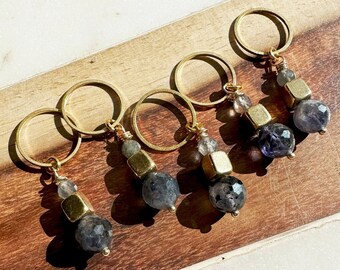 Marcadores de punto de iolita y labradorita: cuentas de piedras preciosas, anillos de latón