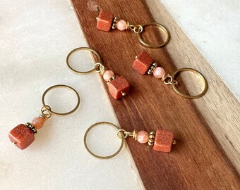 Marcadores de punto de Goldstone y Sunstone: hechos a mano con anillos de latón
