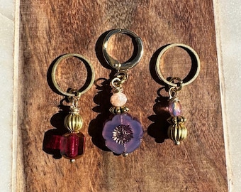 Marcadores de punto con flores color burdeos y piedra solar: accesorios de hilo hechos a mano