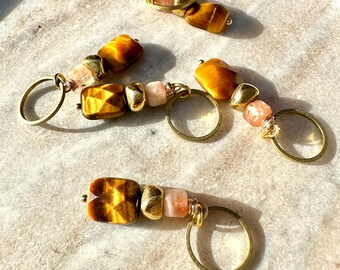 Marcadores de punto de ojo de tigre y piedra solar: anillos de latón, cuentas de piedras preciosas