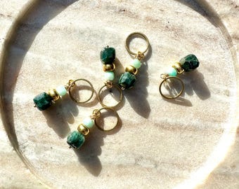 Marcadores de punto de esmeralda y amazonita: anillos de latón, cuentas de piedras preciosas