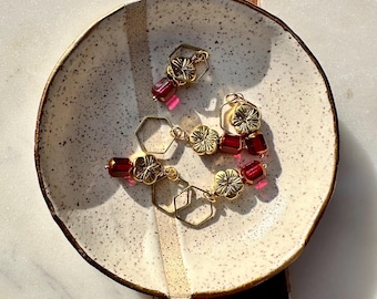 Marcadores de punto de cristal checo y flores de arándano: hechos a mano con anillos de latón