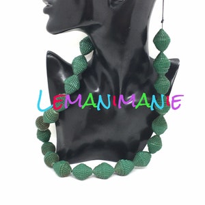 Lunga collana di carta colorata