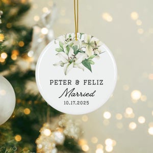 Adorno navideño personalizado para la primera Navidad de casados - Adorno navideño para el primer matrimonio - Recuerdo navideño de 2025 - Regalo de Navidad para recién casados