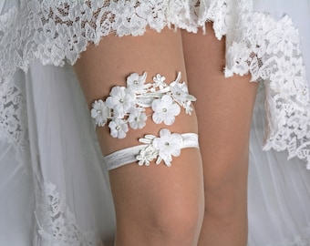 Off white flower wedding rhinestones garter set for wedding, white lace garter, wedding garter, heandmade garter, bridal garter, toss garter