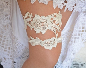 Off white flower wedding garter set lace bridal gifts for brides lingerie garter plus size white garter wedding clothings custom size garter