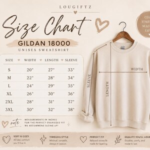 Może przedstawiać: Tabela rozmiar&oacute;w bluzy unisex Gildan 18000 przedstawiająca beżową bluzę z okrągłym dekoltem na drewnianym wieszaku. Tabela zawiera wymiary szerokości, długości i rękawa w calach dla rozmiar&oacute;w od S do 3XL wraz ze strzałkami wskazującymi pomiary.