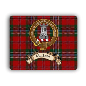 Puede incluir: Un patrón de tartán rojo, verde y azul con un escudo que presenta una torre y el texto "Virtue is the mark of my honor". Debajo del escudo hay un rollo con el texto "MacLean".