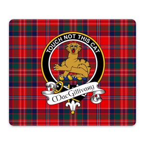 Peut inclure: Un tapis de souris rectangulaire avec un motif tartan rouge, vert et bleu. Au centre, un écusson noir circulaire porte le texte "TOUCH NOT THIS CAT" et une illustration de chat sauvage doré, au-dessus d'une bannière blanche "MacGillivary".