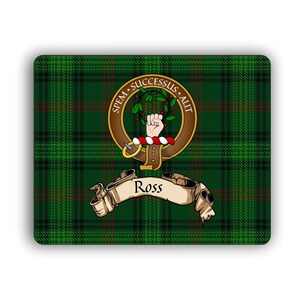 Peut inclure: Un motif tartan vert, rouge et noir avec un blason représentant une main tenant une branche de baies et le texte "SPEM SUCCESSUS ALLIT". Une bannière sous le blason indique "Ross".