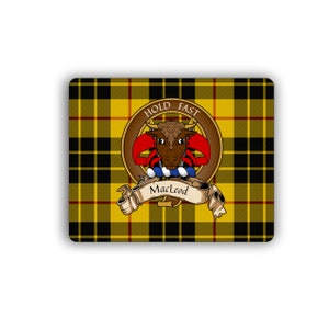 Peut inclure: Un motif tartan jaune, noir et rouge avec un blason représentant une tête de taureau avec des cornes rouges et le texte "Hold Fast" et "MacLeod".