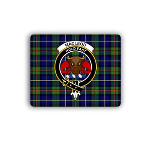 Puede incluir: Un patrón de tartán azul, verde y rojo con un escudo en el centro. El escudo presenta una cabeza de toro con una cuerda roja y blanca alrededor del cuello. El escudo está rodeado de una pancarta blanca con el texto "MACLEOD HOLD FAST".