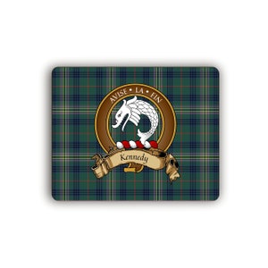 Puede incluir: Un patrón de tartán verde, azul y blanco con un escudo que presenta un pez blanco y el texto "Avise La Fin" y "Kennedy".