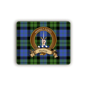 Puede incluir: Un patrón de tartán verde, azul y negro con un círculo marrón que contiene una mano sosteniendo una daga. El círculo tiene el texto "MANU FORTI" alrededor de la parte superior y "MacKay" en la parte inferior.