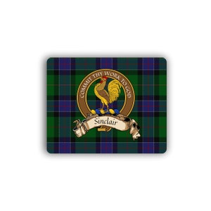 Puede incluir: Un patrón de tartán verde, azul y rojo con un escudo que presenta un gallo y el texto "Commit thy work to God" y "Sinclair".