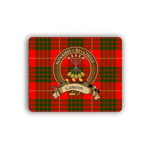 Puede incluir: Un patrón de tartán rojo, verde y amarillo con un escudo en el centro. El escudo es un círculo dorado con el texto "Aonaibh Ri Cheile" y un diseño de flechas. Debajo del escudo hay una pancarta con el texto "Cameron".