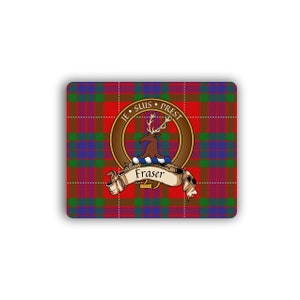 Puede incluir: Un patrón de tartán rojo, verde y azul con un círculo marrón que contiene un ciervo y el texto "Je Suis Prest" y "Fraser".