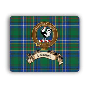 Puede incluir: Un patrón de tartán azul, verde y amarillo con un escudo que presenta un gallo rojo y el texto "ACCENDIT CANTU" en un círculo dorado. El texto "Cockburn" está en una pancarta de cinta dorada.
