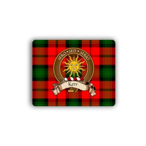 Peut inclure: Un motif tartan rouge, vert et noir avec un blason doré représentant un soleil avec un visage et le texte "SERO SED SERIO" autour. Une bannière sous le blason indique "Kerr".