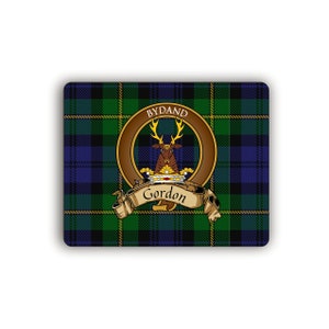 Puede incluir: Un patrón de tartán verde, azul y amarillo con un escudo dorado que presenta una cabeza de ciervo y el texto "BYDAND Gordon".