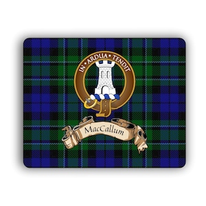 Puede incluir: Un patrón de tartán azul, verde y negro con un escudo que presenta una torre y el texto "In Ardua Tendit". Un banner debajo del escudo dice "MacCallum".