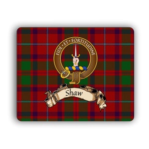Puede incluir: Un patrón de tartán rojo, verde y marrón con un escudo que presenta una mano sosteniendo una espada y el texto "Fide Et Fortitudine" en un círculo dorado. Debajo del escudo hay un rollo con el texto "Shaw".