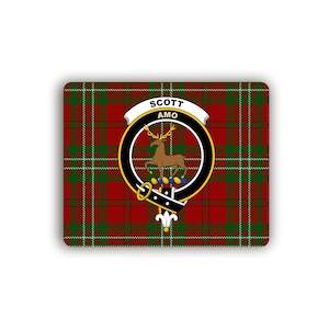 Puede incluir: Un patrón de tartán rojo, verde y blanco con un escudo negro y blanco que presenta un ciervo y el texto "SCOTT AMO".