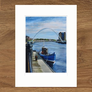 Puede incluir: Una pintura de un barco azul atracado cerca de un puente de arco blanco. El barco está amarrado a un muelle con una cuerda. El puente está en el fondo y el agua es azul. La pintura está firmada "LMH 2021".